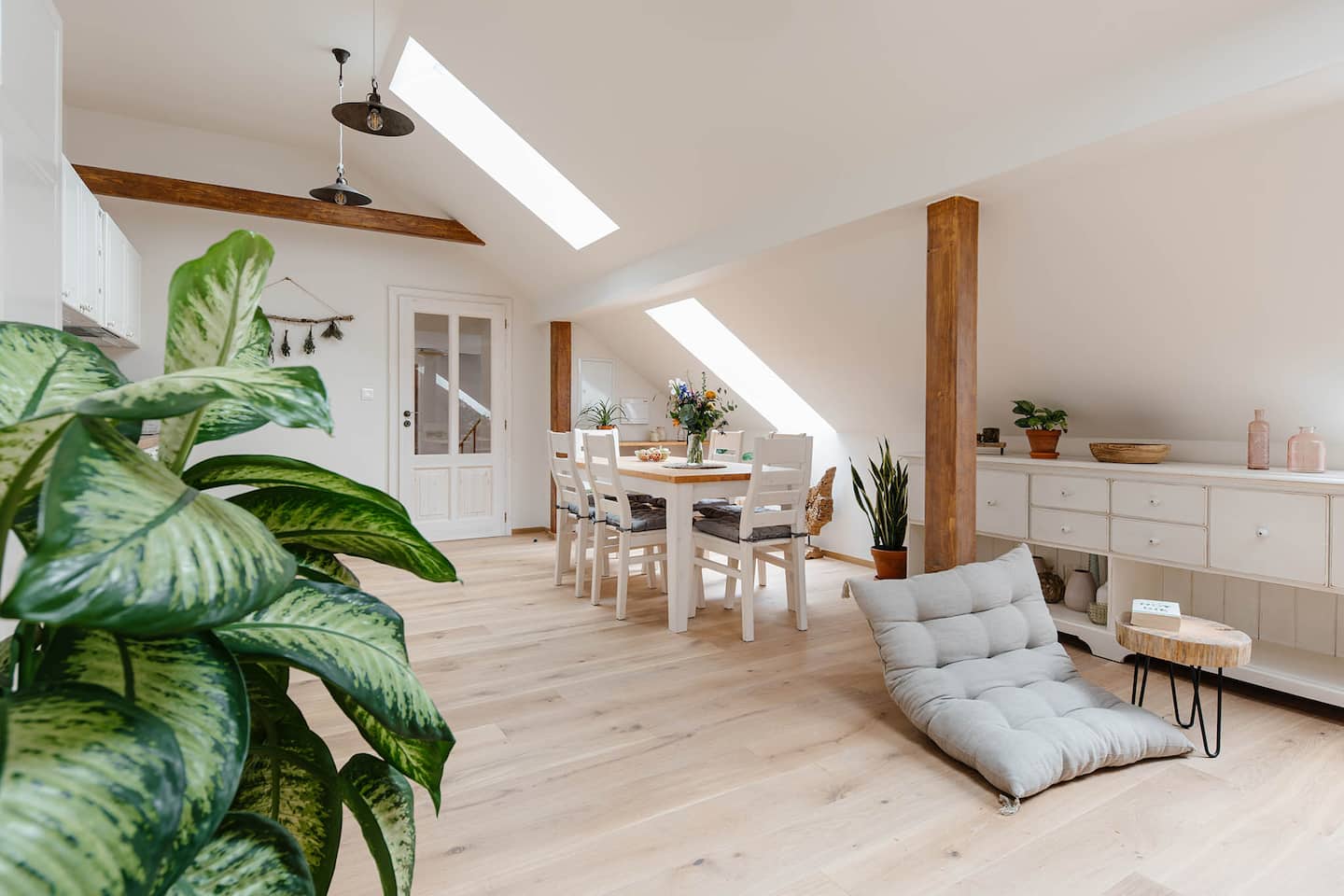 Jelen – otevřený obývací prostor s jídelnou a trámy