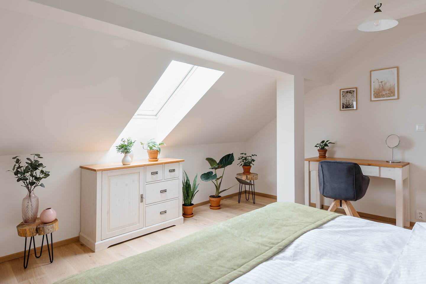 Jelen – ložnice, skříň a střešní okno s rostlinami
