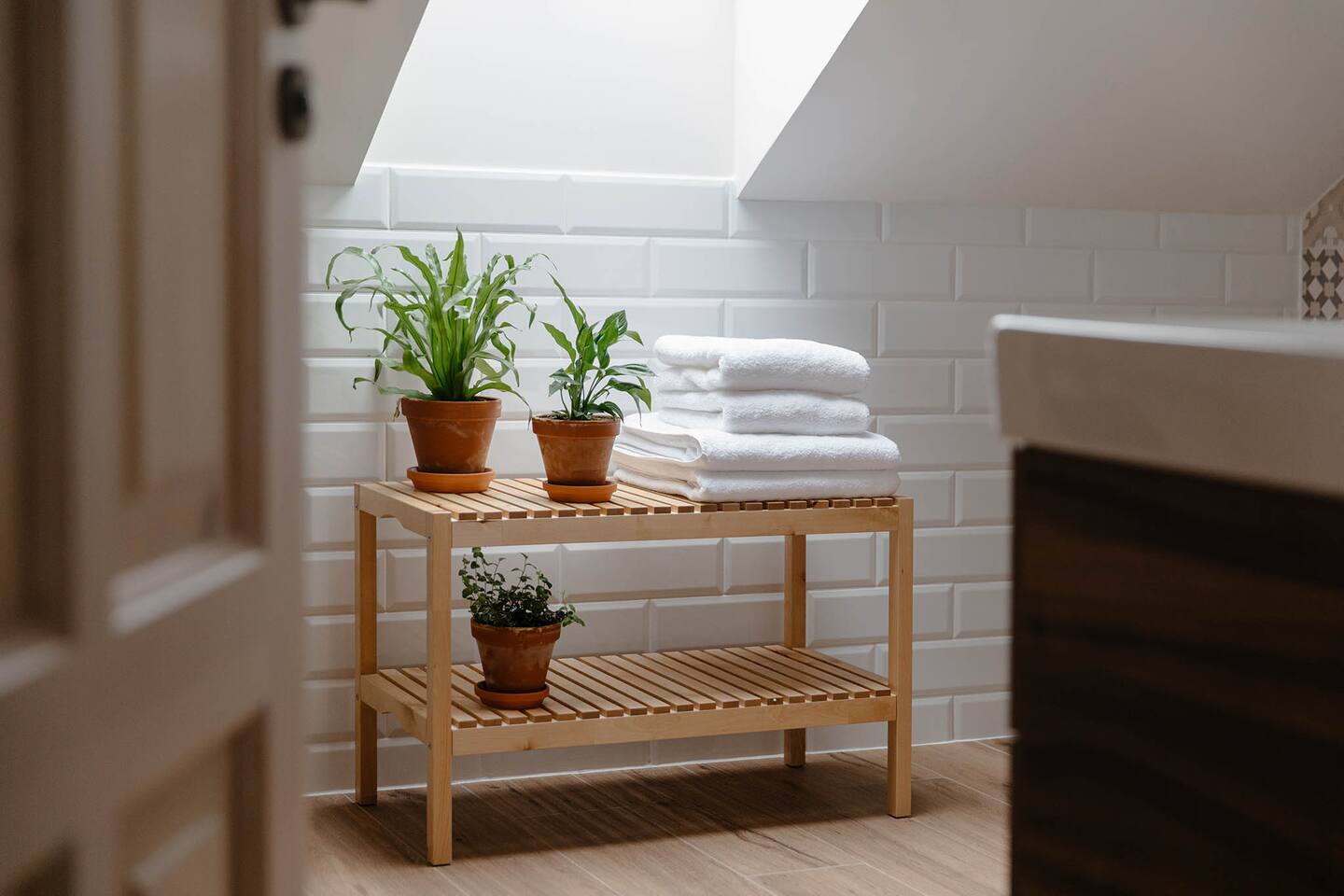 Jelen – koupelna, dřevěná police s ručníky