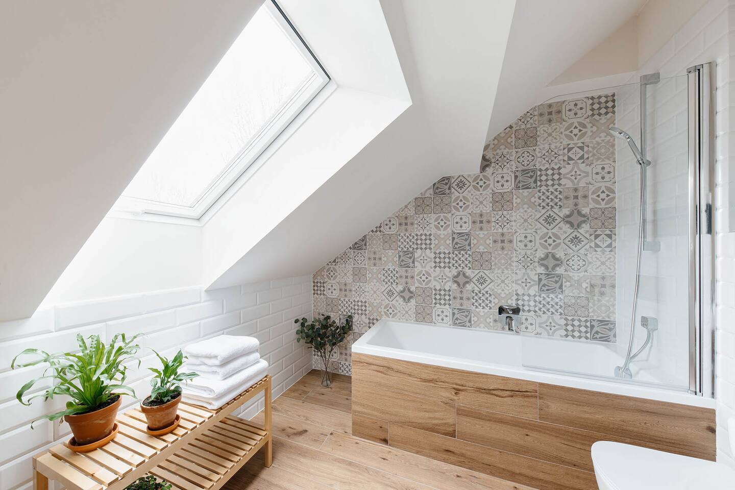 Jelen – vana s dekorativním obkladem a střešním oknem