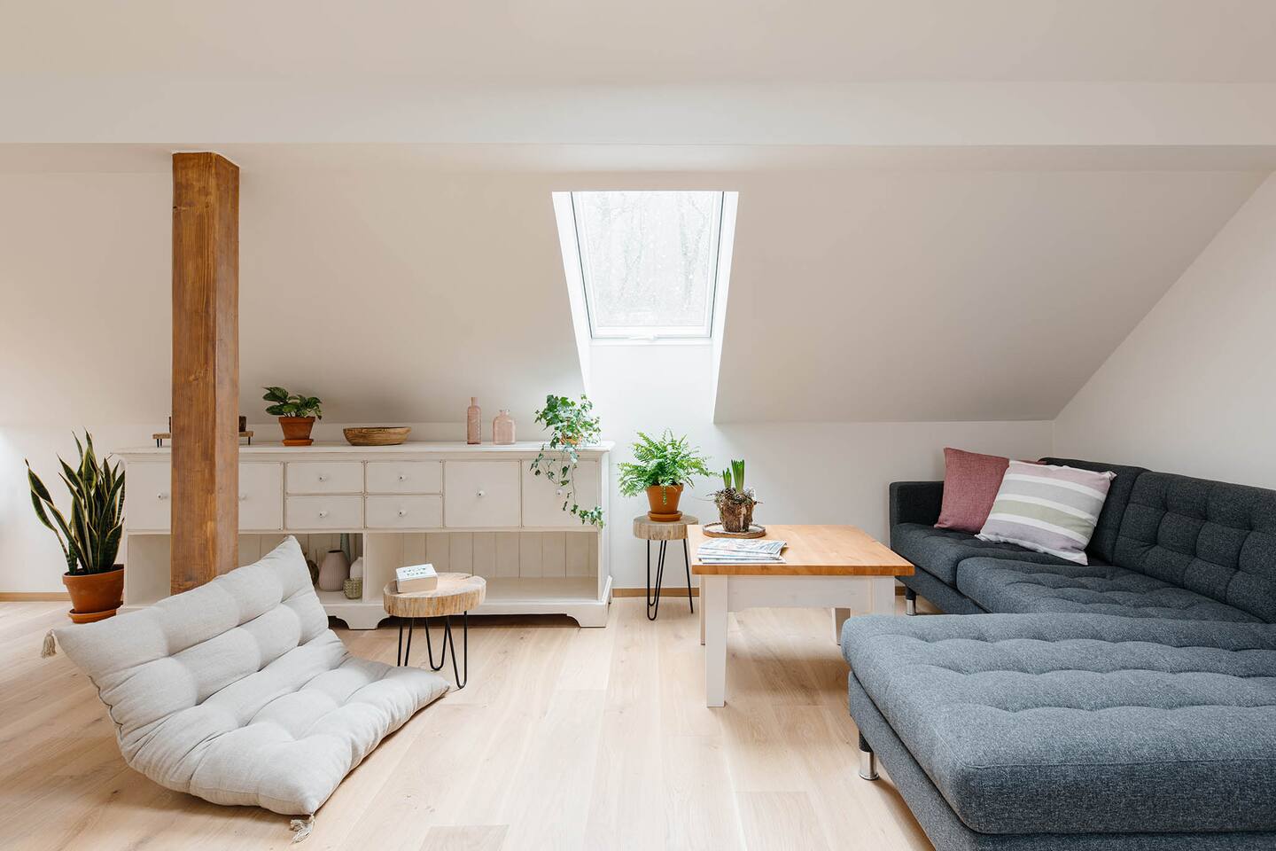 Jelen – obývací část s pohovkou a konferenčním stolem