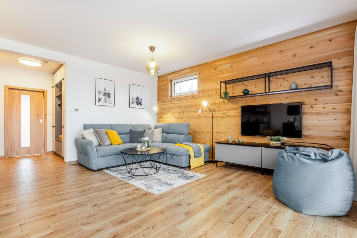 Obývací pokoj – gauč a TV