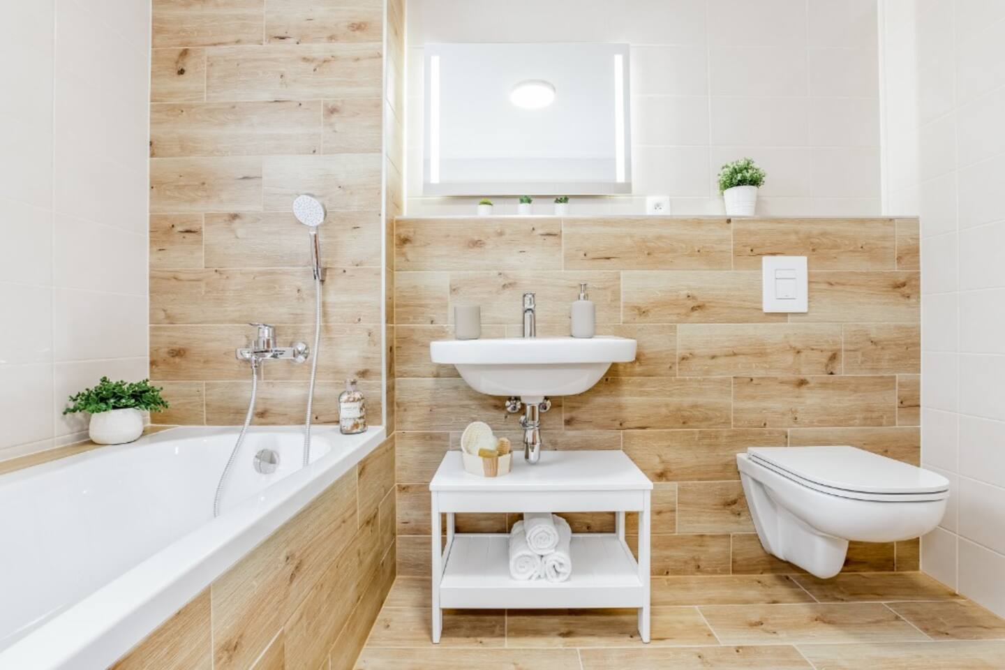 Koupelna 2 – vana a umyvadlo