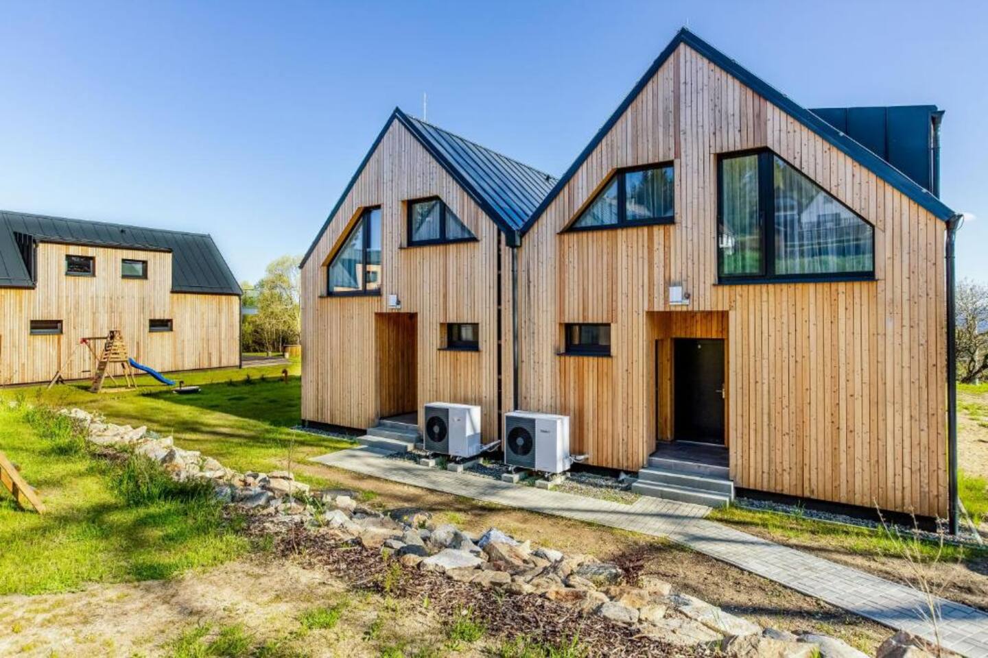 Apartmán ze zadní strany, hřiště