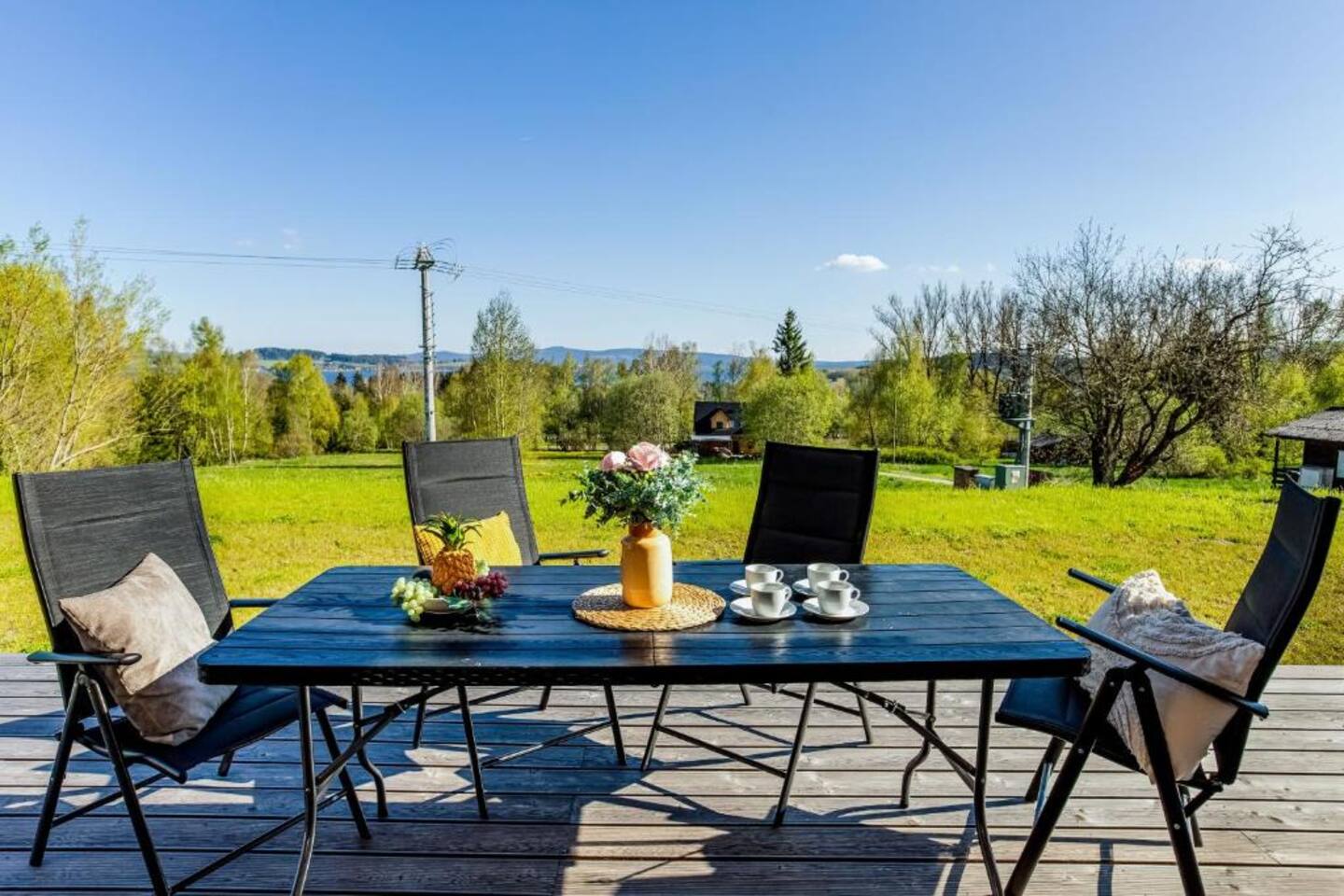 Terasa s posezením a výhledem do krajiny