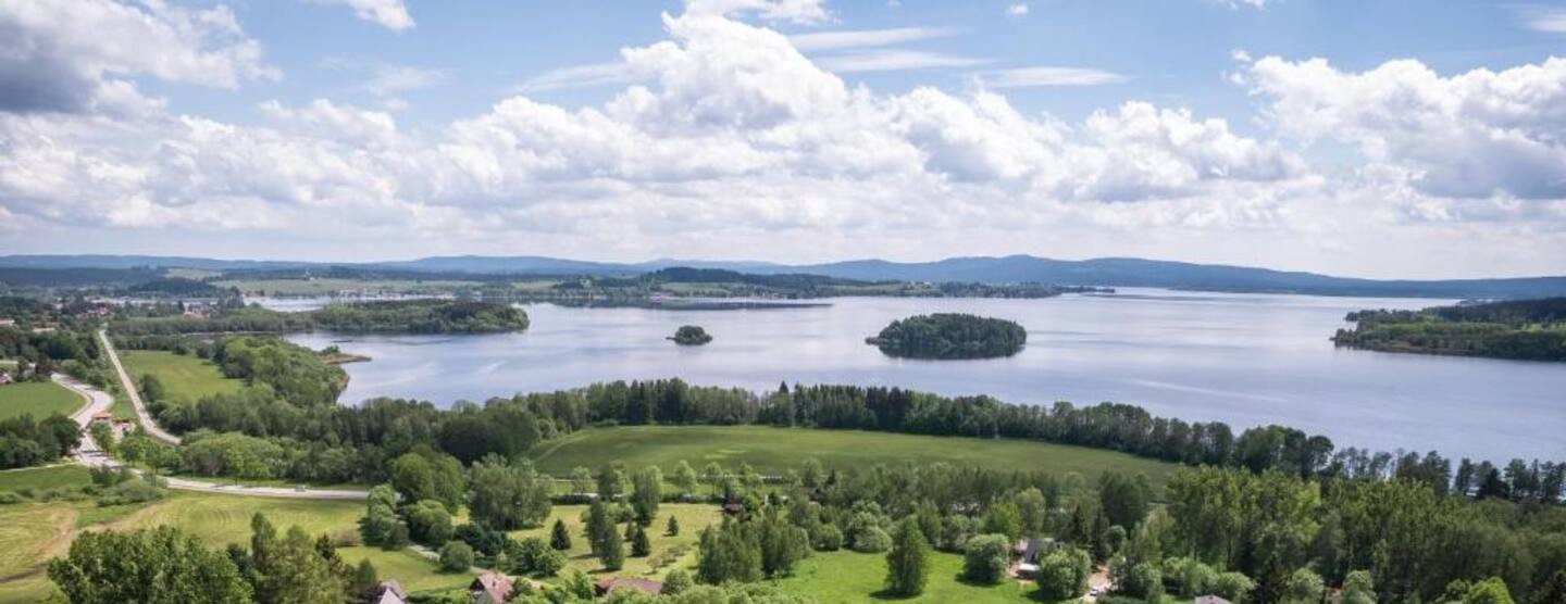 Letecký pohled na jezero Lipno a obč Lipno nad Vltavou
