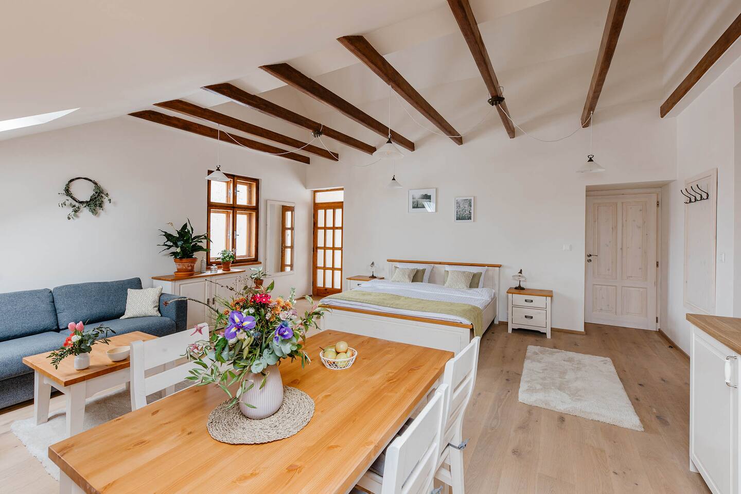 Liška – pohled z druhé strany, jídelna a okna