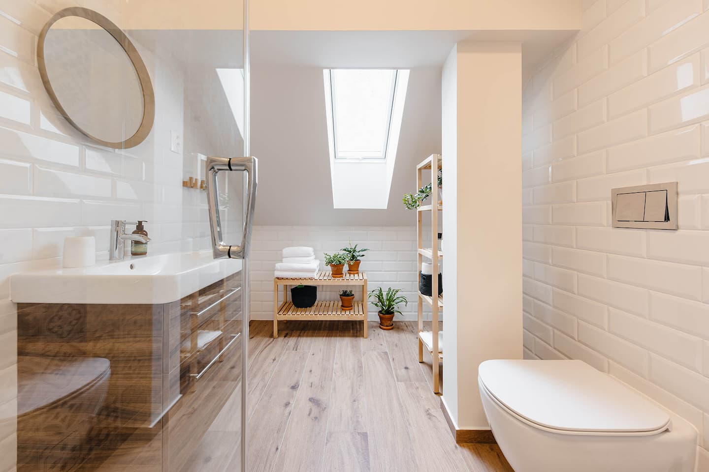 Liška – koupelna s umyvadlem a WC