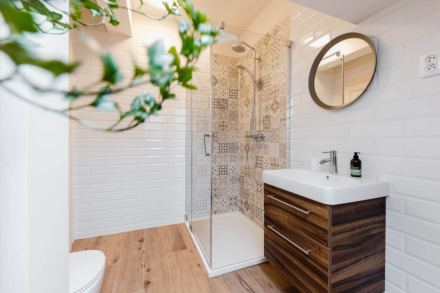 Liška – sprchový kout s dekorativním obkladem