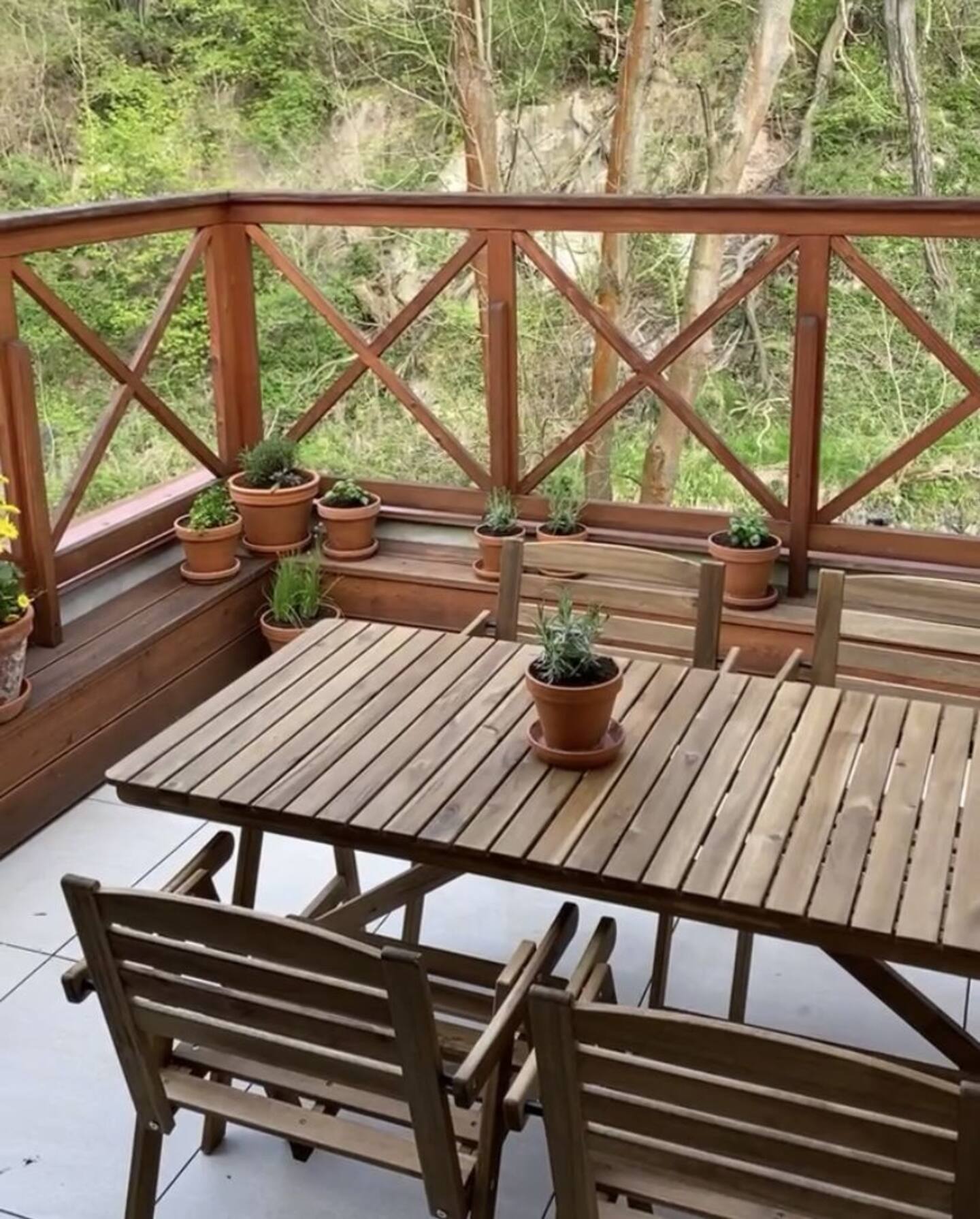 Sdílená terasa – dřevěné zábradlí, stůl se židlemi